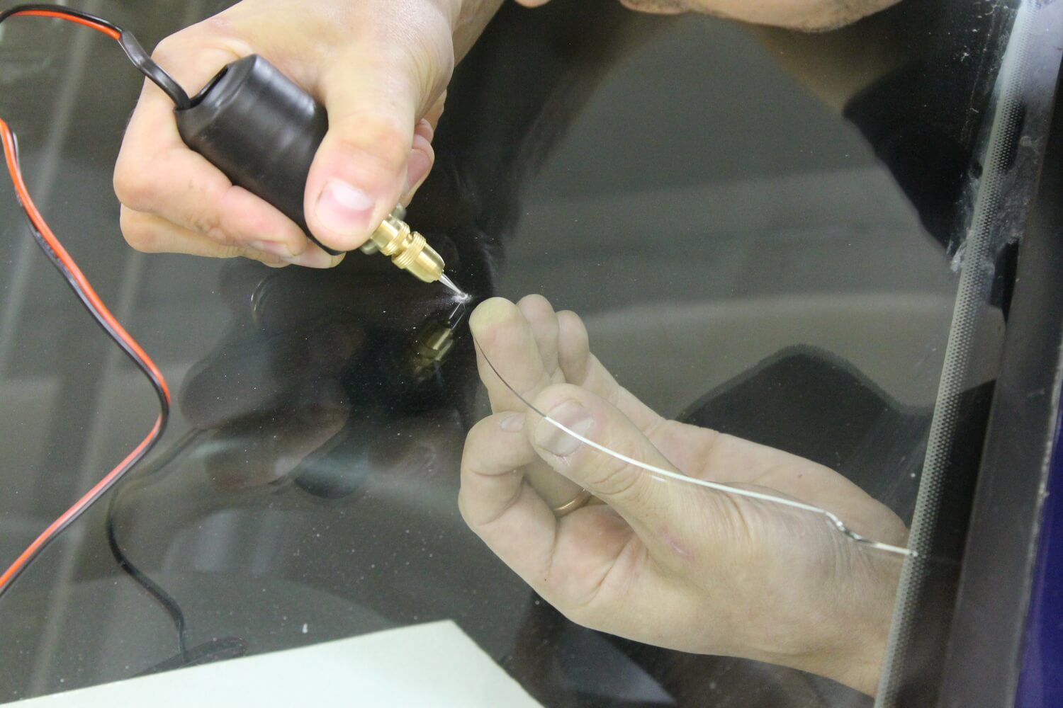 Как остановить трещину на лобовом стекле