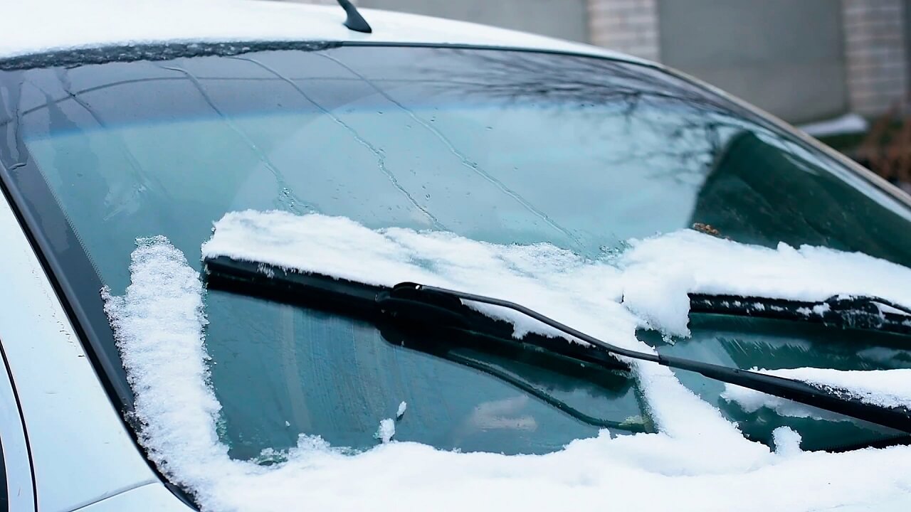 Лобовое стекло автомобиля зимой