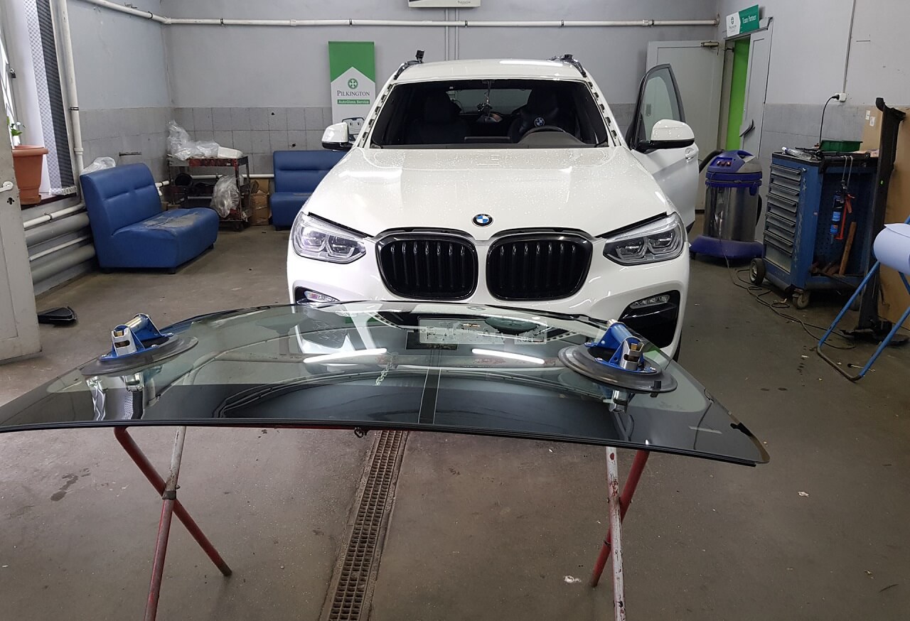 Замена лобового стекла на BMW